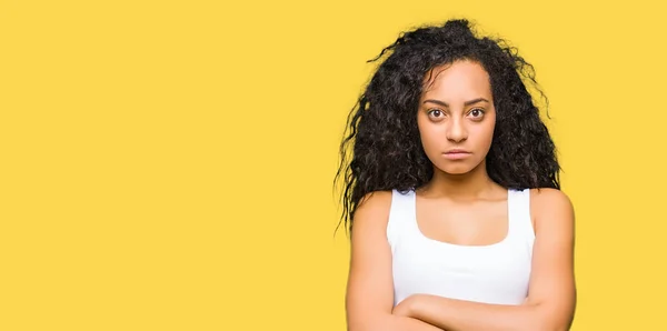 Giovane Bella Ragazza Con Capelli Ricci Scettici Nervosi Espressione Disapprovazione — Foto Stock