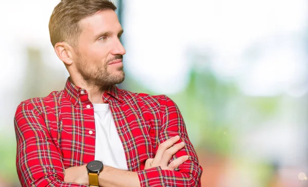 Bello Uomo Che Indossa Camicia Casual Sorridente Guardando Lato Con — Foto Stock