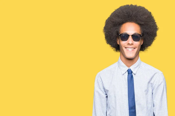 Fiatal Afro Amerikai Üzletember Afro Haja Napszemüveg Egy Boldog Hűvös — Stock Fotó