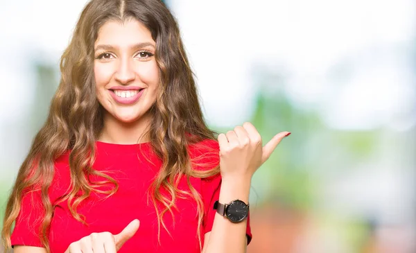 Jeune Belle Femme Portant Shirt Décontracté Pointant Vers Dos Derrière — Photo