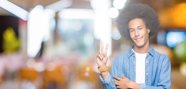 Młody African American Man Afro Włosy Uśmiechnięty Happy Face Manie — Zdjęcie stockowe