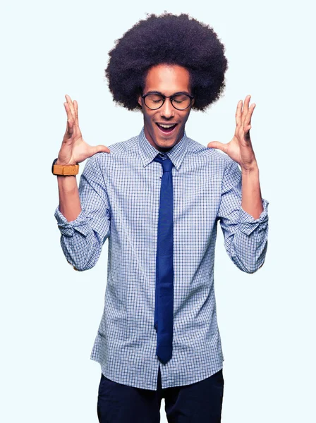 Mladí Africké Americké Obchodní Muž Afro Vlasy Nosíš Brýle Slaví — Stock fotografie