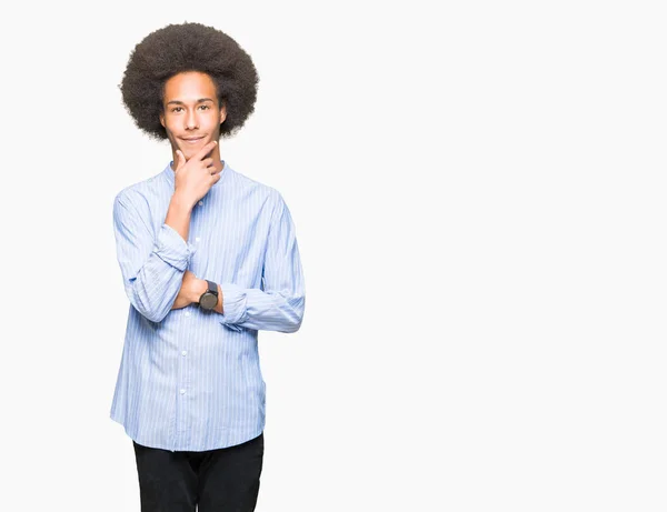 Joven Afroamericano Con Pelo Afro Mirando Confiado Cámara Con Sonrisa —  Fotos de Stock