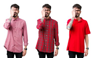 Gözlüklü bir gencin kolajı, izole edilmiş arka planda bir gözünü, kendine güvenen bir gülümsemeyle ve sürpriz bir duyguyla kapatıyor..