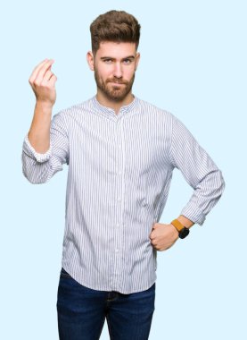 Genç yakışıklı adam yapıyor İtalyan jest el ve parmak emin ifadesiyle