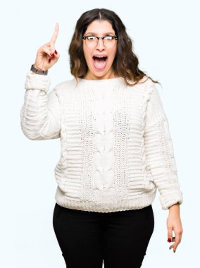 Giyen genç güzel kadın başarılı fikirle işaret parmağı gözlük. Çıktıktan ve mutlu. Bir numara.