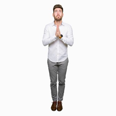 Yalvarıyor ve umut ifade yüzünde çok duygusal ve endişe ile birlikte elleriyle dua genç yakışıklı iş adamı. Bağışlanmak. Din kavramı.