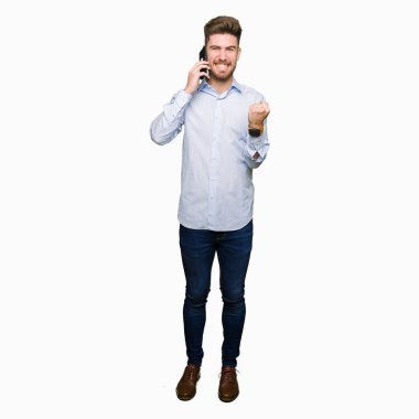 Genç yakışıklı bir duygu tezahürat adam iş gurur çığlık ve zafer ve başarı çok heyecanlı, kutluyor Smartphone'da konuşuyor