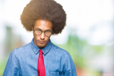 Karnına çünkü gözlük ve el ile kırmızı kravat giyen afro saçlı genç Afro-Amerikalı iş adamı mide bulantısı, ağrılı hastalık hasta hissediyor. Ağrısı kavramı.