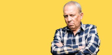 Yakışıklı komuta sizde rahat gömlek şüpheci ve sinir, onaylamayan ifade yüz çapraz kollu giyiyor. Negatif kişi.