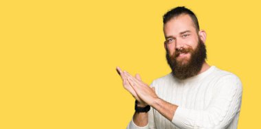 Kış kazak giyen genç hipster adam Clapping ve mutlu ve neşeli, gururlu gülümseyen eller birlikte alkış