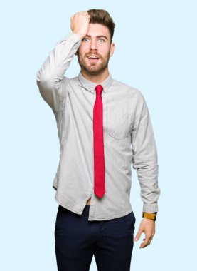 Genç yakışıklı iş adamı için hata, kafasına el ile sürpriz hata hatırlıyorum. Unuttum, kötü bellek kavramı.