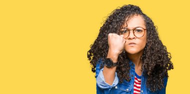 Genç güzel kadın kıvırcık saçlı gözlüklü öfkeli ve sinirli sinirli ve öfke ile bağırarak süre öfkeli yumruk yükselterek. Öfke ve agresif kavramı.