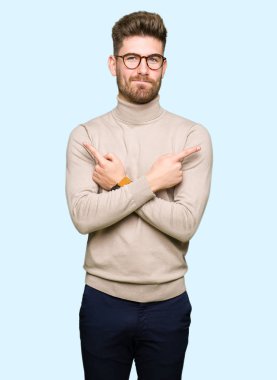 Giyen genç yakışıklı iş adamı için her iki parmak, farklı yönde ile katılmıyorum işaretleme gözlük