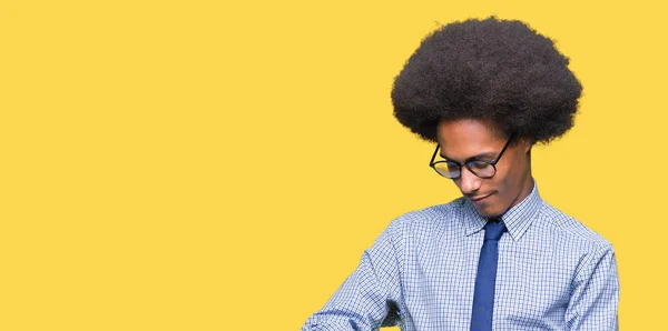 Joven Hombre Negocios Afroamericano Con Cabello Afro Usando Gafas Comprobación — Foto de Stock