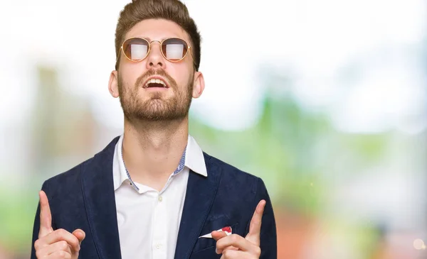 Joven Hombre Guapo Elegante Con Gafas Sol Chaqueta Moda Sorprendido — Foto de Stock