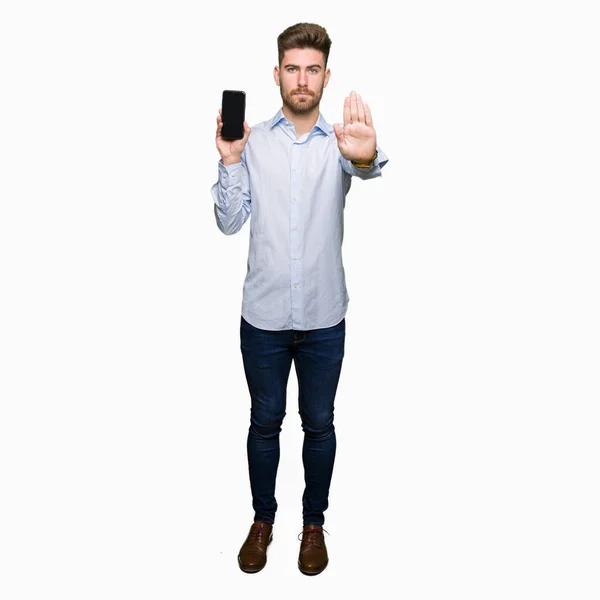 Όμορφος Νεαρός Επαγγελματίες Προβολή Smartphone Οθόνη Ανοιχτό Χέρι Κάνει Στοπ — Φωτογραφία Αρχείου