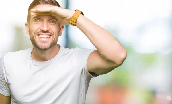 Bel Homme Portant Shirt Blanc Décontracté Très Heureux Souriant Regardant — Photo