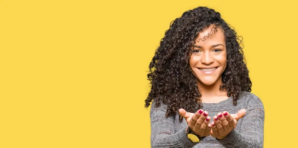 Giovane Bella Donna Con Capelli Ricci Indossa Maglione Grigio Sorridente — Foto Stock