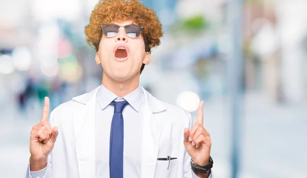 Joven Científico Guapo Con Abrigo Profesional Gafas Sol Asombrado Sorprendido —  Fotos de Stock