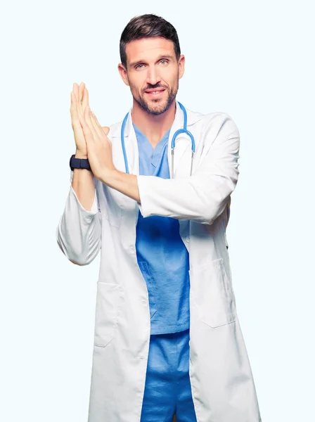 Bello Medico Uomo Indossa Uniforme Medica Sfondo Isolato Applaudendo Applaudendo — Foto Stock