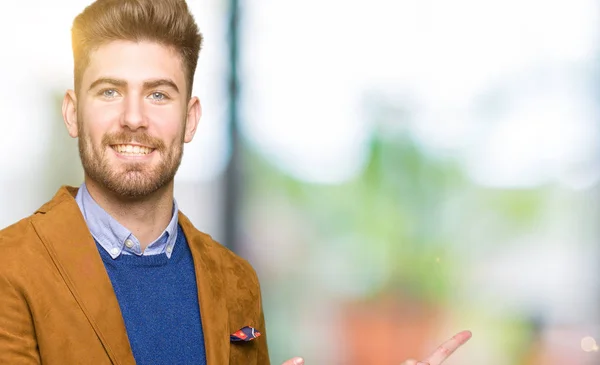 Junger Gutaussehender Geschäftsmann Lächelt Und Blickt Die Kamera Die Mit — Stockfoto