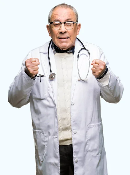 Przystojny Starszy Lekarz Człowiek Nosi Płaszcz Medyczny Podekscytowany Sukcesem Ramionami — Zdjęcie stockowe