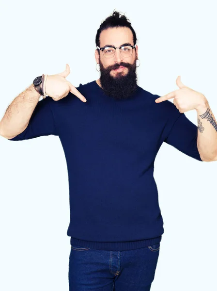 Homem Jovem Hipster Com Cabelos Longos Barba Vestindo Óculos Que — Fotografia de Stock