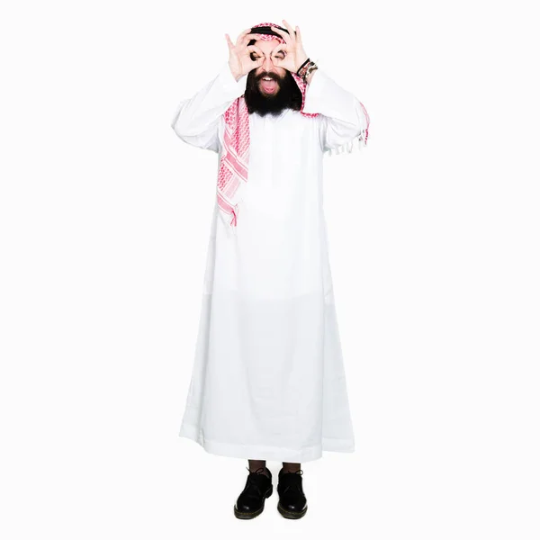 Arabian Affärsman Med Långt Hår Bär Traditionella Huvudbonaden Scarf Gör — Stockfoto