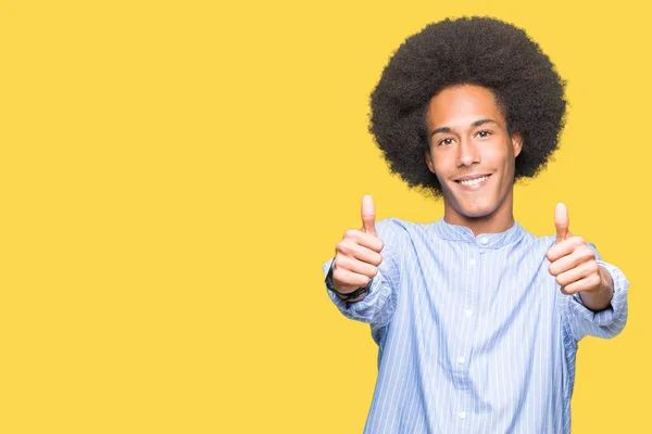 Unga Afroamerikanska Man Med Afrohår Godkänna Tummen Gör Positiv Gest — Stockfoto
