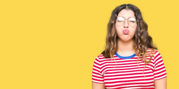 Giovane Bella Donna Con Gli Occhiali Che Gonfiano Guance Con — Foto Stock