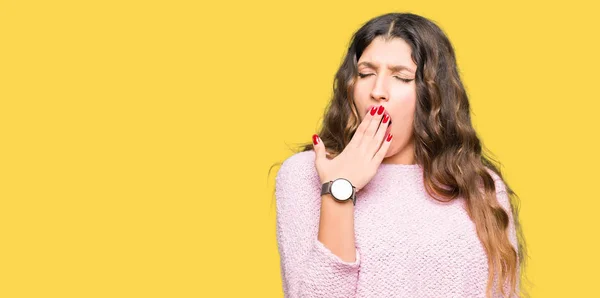 Jovem Mulher Bonita Vestindo Suéter Rosa Entediado Bocejo Cansado Cobrindo — Fotografia de Stock