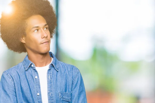 Unga Afroamerikanska Man Med Afro Hår Leende Tittar Sidan Med — Stockfoto