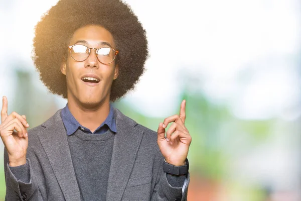 Молодих Афро Американських Ділова Людина Афро Волосся Окулярах Здивували Здивований — стокове фото