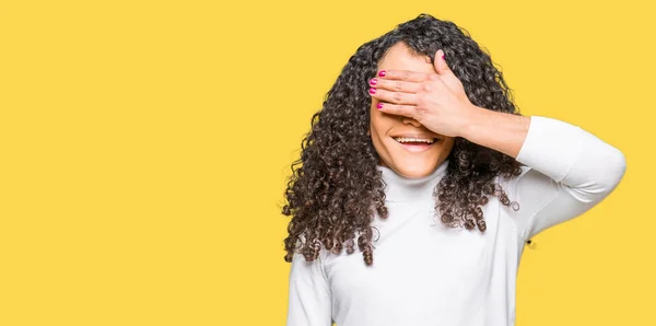 Giovane Bella Donna Con Capelli Ricci Indossa Maglione Dolcevita Sorridente — Foto Stock