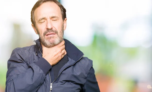 Pria Tampan Usia Pertengahan Mengenakan Jaket Menyentuh Leher Yang Menyakitkan — Stok Foto