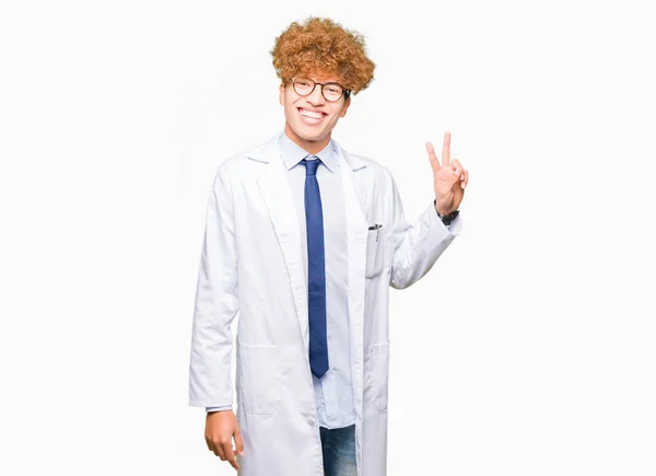 Joven Hombre Científico Guapo Con Gafas Sonriendo Con Cara Feliz — Foto de Stock