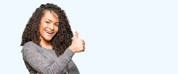 Giovane Bella Donna Con Capelli Ricci Indossa Maglione Grigio Guardando — Foto Stock