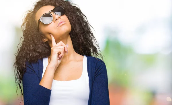 Jeune Belle Fille Aux Cheveux Bouclés Portant Des Lunettes Soleil — Photo