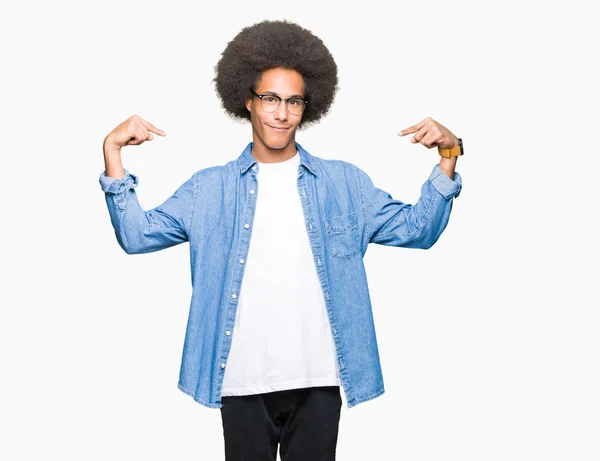 Giovane Uomo Afro Americano Con Capelli Afro Indossare Occhiali Guardando — Foto Stock