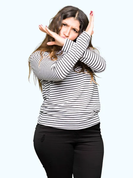 Młoda Piękna Kobieta Sobie Paski Sweter Odrzucenia Wyrażenie Przekraczania Arms — Zdjęcie stockowe