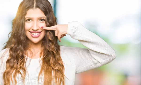 Mujer Hermosa Joven Vistiendo Suéter Blanco Señalando Con Mano Dedo — Foto de Stock