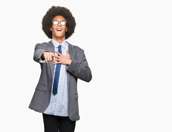 Joven Hombre Negocios Afroamericano Con Cabello Afro Usando Gafas Riéndose — Foto de Stock