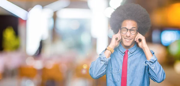 Młody Afroamerykanin Działalności Człowieka Afro Włosów Sobie Okulary Czerwony Krawat — Zdjęcie stockowe