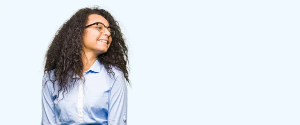 Joven Hermosa Chica Negocios Con Pelo Rizado Con Gafas Mirando —  Fotos de Stock