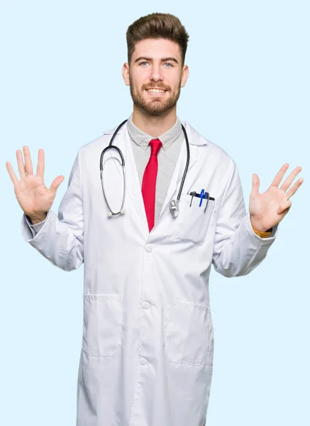 Молодий Красивий Лікар Чоловік Медичному Пальто Показує Вказує Пальцями Номер — стокове фото