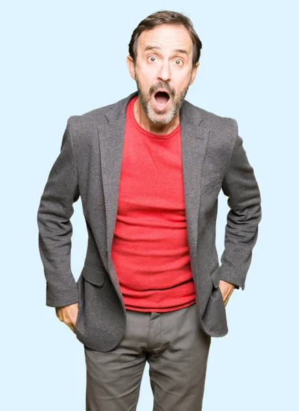 Homem Negócios Bonito Meia Idade Com Medo Chocado Com Expressão — Fotografia de Stock