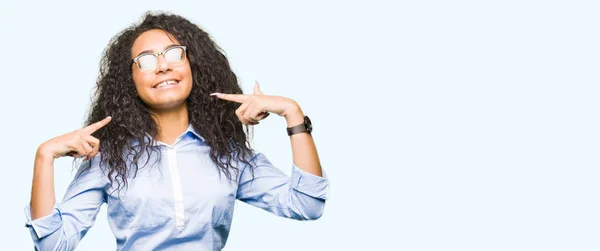 Menina Negócios Bonita Nova Com Cabelo Encaracolado Usando Óculos Sorrindo — Fotografia de Stock