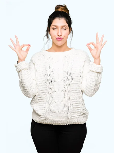 Mujer Hermosa Joven Vistiendo Suéter Invierno Relajarse Sonreír Con Los — Foto de Stock