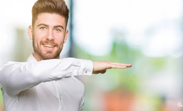 Giovane Uomo Affari Bello Gesticolando Con Mani Che Mostrano Segni — Foto Stock